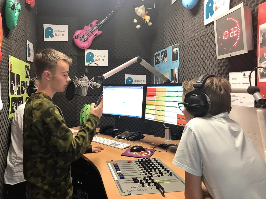 Zwei Jugendliche arbeiten am Rechner im Tonstudio.